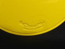 Lade das Bild in den Galerie-Viewer, GROßES GELBES PLATZDECKCHEN, Kunststoff / Plastik, Blumenblüten Form Motiv Einkerbungen Dekor (G)