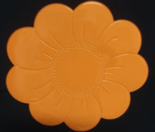 Lade das Bild in den Galerie-Viewer, 2er Set GROßE ORANGENE PLATZDECKCHEN, Kunststoff / Plastik, Blumenblüten Form Motiv Einkerbungen Dekor (G)