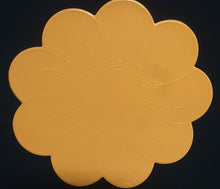 Lade das Bild in den Galerie-Viewer, GROßES ORANGENES PLATZDECKCHEN, Kunststoff / Plastik, Blumenblüten Form Motiv Einkerbungen Dekor (G)