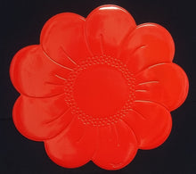 Lade das Bild in den Galerie-Viewer, GROßES ROTES PLATZDECKCHEN, Kunststoff / Plastik, Blumenblüten Form Motiv Einkerbungen Dekor (G)