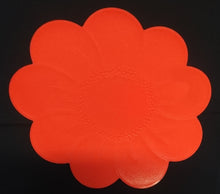 Lade das Bild in den Galerie-Viewer, GROßES ROTES PLATZDECKCHEN, Kunststoff / Plastik, Blumenblüten Form Motiv Einkerbungen Dekor (G)
