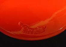 Lade das Bild in den Galerie-Viewer, GROßES ROTES PLATZDECKCHEN, Kunststoff / Plastik, Blumenblüten Form Motiv Einkerbungen Dekor (G)