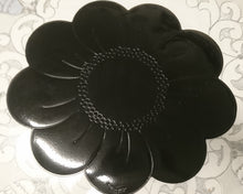 Lade das Bild in den Galerie-Viewer, GROßES SCHWARZES PLATZDECKCHEN, Kunststoff / Plastik, Blumenblüten Form Motiv Einkerbungen Dekor (G)