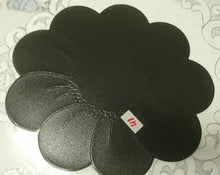 Lade das Bild in den Galerie-Viewer, GROßES SCHWARZES PLATZDECKCHEN, Kunststoff / Plastik, Blumenblüten Form Motiv Einkerbungen Dekor (G)