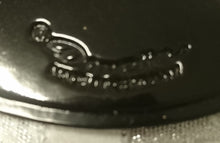 Lade das Bild in den Galerie-Viewer, GROßES SCHWARZES PLATZDECKCHEN, Kunststoff / Plastik, Blumenblüten Form Motiv Einkerbungen Dekor (G)