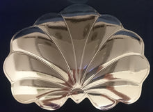 Lade das Bild in den Galerie-Viewer, 2er Set GROßE SILBERNE PLATZDECKCHEN, Kunststoff / Plastik, Muschelform Motiv Einkerbungen Dekor