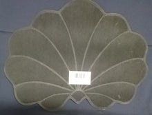 Lade das Bild in den Galerie-Viewer, 2er Set GROßE SILBERNE PLATZDECKCHEN, Kunststoff / Plastik, Muschelform Motiv Einkerbungen Dekor