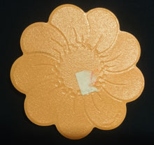 Lade das Bild in den Galerie-Viewer, 2er Set KLEINE ORANGENE PLATZDECKCHEN, Kunststoff / Plastik, Blumenblüten Form Motiv Einkerbungen Dekor (G)
