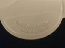 Lade das Bild in den Galerie-Viewer, 2er Set MITTELGROßE CREMEFARBENDE PLATZDECKCHEN, Kunststoff / Plastik, Blumenblüten Form Motiv Einkerbungen Dekor (G)