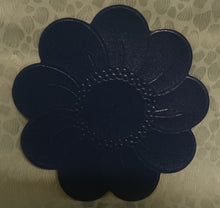 Lade das Bild in den Galerie-Viewer, 2er Set MITTELGROßE DUNKELBLAUE PLATZDECKCHEN, Kunststoff / Plastik, Blumenblüten Form Motiv Einkerbungen Dekor (G)