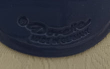 Lade das Bild in den Galerie-Viewer, 2er Set MITTELGROßE DUNKELBLAUE PLATZDECKCHEN, Kunststoff / Plastik, Blumenblüten Form Motiv Einkerbungen Dekor (G)