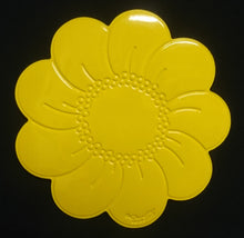 Lade das Bild in den Galerie-Viewer, 2er Set MITTELGROßE GELBE PLATZDECKCHEN, Kunststoff / Plastik, Blumenblüten Form Motiv Einkerbungen Dekor (G)