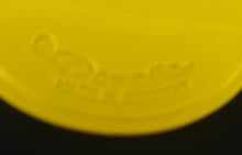 Lade das Bild in den Galerie-Viewer, 2er Set MITTELGROßE GELBE PLATZDECKCHEN, Kunststoff / Plastik, Blumenblüten Form Motiv Einkerbungen Dekor (G)