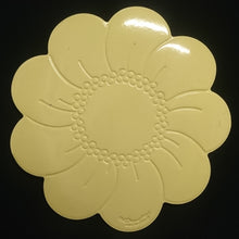 Lade das Bild in den Galerie-Viewer, 2er Set MITTELGROßE HELLGELBE PLATZDECKCHEN, Kunststoff / Plastik, Blumenblüten Form Motiv Einkerbungen Dekor (G)