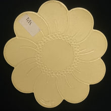 Lade das Bild in den Galerie-Viewer, 2er Set MITTELGROßE HELLGELBE PLATZDECKCHEN, Kunststoff / Plastik, Blumenblüten Form Motiv Einkerbungen Dekor (G)