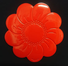 Lade das Bild in den Galerie-Viewer, 2er Set MITTELGROßE ROTE PLATZDECKCHEN, Kunststoff / Plastik, Blumenblüten Form Motiv Einkerbungen Dekor (G)