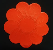 Lade das Bild in den Galerie-Viewer, 2er Set MITTELGROßE ROTE PLATZDECKCHEN, Kunststoff / Plastik, Blumenblüten Form Motiv Einkerbungen Dekor (G)