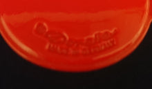 Lade das Bild in den Galerie-Viewer, MITTELGROßES ROTES PLATZDECKCHEN, Kunststoff / Plastik, Blumenblüten Form Motiv Einkerbungen Dekor (G)