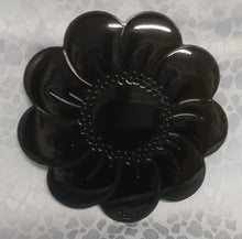 Lade das Bild in den Galerie-Viewer, 2er Set MITTELGROßE SCHWARZE PLATZDECKCHEN, Kunststoff / Plastik, Blumenblüten Form Motiv Einkerbungen Dekor (G)