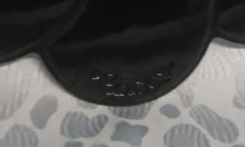 Lade das Bild in den Galerie-Viewer, 2er Set MITTELGROßE SCHWARZE PLATZDECKCHEN, Kunststoff / Plastik, Blumenblüten Form Motiv Einkerbungen Dekor (G)