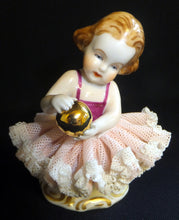 Lade das Bild in den Galerie-Viewer, SAMMELFIGUR "Ballerina mit Ball" - Porzellan, Tüllspitzen-Rock durchbrochen, Karl Klette