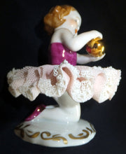 Lade das Bild in den Galerie-Viewer, SAMMELFIGUR "Ballerina mit Ball" - Porzellan, Tüllspitzen-Rock durchbrochen, Karl Klette