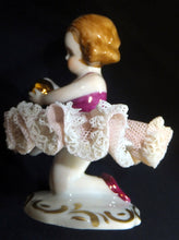 Lade das Bild in den Galerie-Viewer, SAMMELFIGUR "Ballerina mit Ball" - Porzellan, Tüllspitzen-Rock durchbrochen, Karl Klette