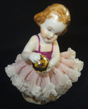 Lade das Bild in den Galerie-Viewer, SAMMELFIGUR "Ballerina mit Ball" - Porzellan, Tüllspitzen-Rock durchbrochen, Karl Klette