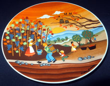 Lade das Bild in den Galerie-Viewer, WAND SAMMELTELLER "Herbst" - Vierjahreszeiten, Porzellan, Barbara Fürstenhöfer Designerin