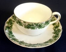 Lade das Bild in den Galerie-Viewer, UNTERTASSE, Porzellan, Blatt Blätter Abstrakt Symbollinien Motiv Goldrand Dekor