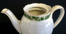 Lade das Bild in den Galerie-Viewer, KAFFEEKANNE MIT DECKEL - Porzellan, Blatt Blätter Abstrakt Symbollinien Motiv Goldrand Dekor