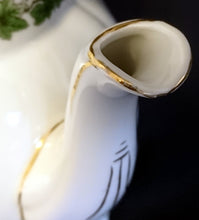 Lade das Bild in den Galerie-Viewer, KAFFEEKANNE MIT DECKEL - Porzellan, Blatt Blätter Abstrakt Symbollinien Motiv Goldrand Dekor