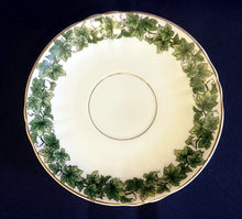 Lade das Bild in den Galerie-Viewer, UNTERTASSE, Porzellan, Blatt Blätter Abstrakt Symbollinien Motiv Goldrand Dekor