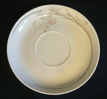 Lade das Bild in den Galerie-Viewer, SUPPENTASSEN UNTERTELLER - Porzellan, Lilien Blumen Dekor