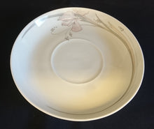 Lade das Bild in den Galerie-Viewer, SUPPENTASSEN UNTERTELLER - Porzellan, Lilien Blumen Dekor