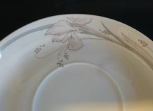 Lade das Bild in den Galerie-Viewer, SUPPENTASSEN UNTERTELLER - Porzellan, Lilien Blumen Dekor