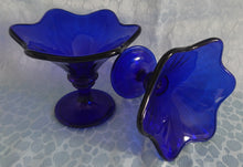 Lade das Bild in den Galerie-Viewer, 2er Set EISBECHER - Hartglas, Einfärbiges Blütenform Dekor