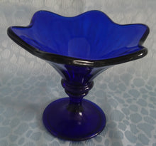 Lade das Bild in den Galerie-Viewer, 2er Set EISBECHER - Hartglas, Einfärbiges Blütenform Dekor