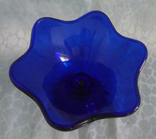 Lade das Bild in den Galerie-Viewer, EISBECHER - Hartglas, Einfärbiges Blütenform Dekor