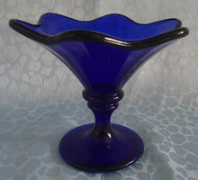 Lade das Bild in den Galerie-Viewer, 2er Set EISBECHER - Hartglas, Einfärbiges Blütenform Dekor