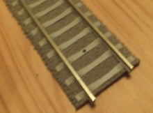 Lade das Bild in den Galerie-Viewer, 2er Set FLEXGLEISE (H0 - 1:87) - Metall & Kunststoff, 80cm Flexibles Gleis Betonschwellen Modernes Gleisbett (G)