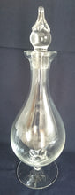 Lade das Bild in den Galerie-Viewer, WEINKARAFFE MIT STÖPSEL - Press- / Hartglas, Klares Dekor Zapfenartiger Stöpsel, Mundgeblasen / Handarbeit