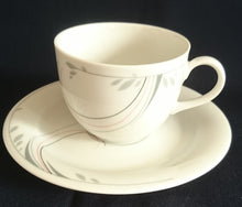 Lade das Bild in den Galerie-Viewer, KAFFEETASSE "Fashion BonApart" - Porzellan, Abstrakt Linien Striche Blatt Blätter Motiv Dekor