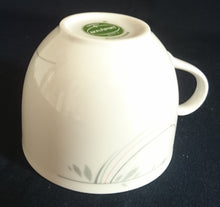 Lade das Bild in den Galerie-Viewer, KAFFEETASSE "Fashion BonApart" - Porzellan, Abstrakt Linien Striche Blatt Blätter Motiv Dekor