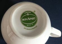 Lade das Bild in den Galerie-Viewer, KAFFEETASSE "Fashion BonApart" - Porzellan, Abstrakt Linien Striche Blatt Blätter Motiv Dekor