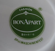 Lade das Bild in den Galerie-Viewer, UNTERTASSE "Fashion BonApart" - Porzellan, Abstrakt Linien Striche Blatt Blätter Motiv Dekor