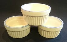 Lade das Bild in den Galerie-Viewer, 6er Set MUFFIN FÖRMCHEN / SOUFFLE - Keramik / Steingut, Senkrecht Geriffeltes Relief Rand Dekor