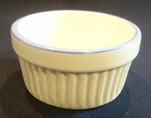 Lade das Bild in den Galerie-Viewer, 6er Set MUFFIN FÖRMCHEN / SOUFFLE - Keramik / Steingut, Senkrecht Geriffeltes Relief Rand Dekor