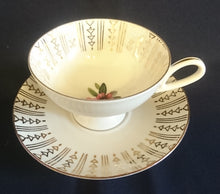 Lade das Bild in den Galerie-Viewer, 3er TEE SAMMELGEDECK - Porzellan, Klassisch Style, Goldrand Linien Striche Dreickpfeile Blumenblüten Pflanzen Motiv Dekor