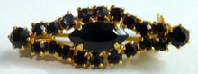 Lade das Bild in den Galerie-Viewer, KLEINE BROSCHE "Modeschmuck" - Granatfarbene Steine in Goldfarbender Fassung, Ovale Längliche Form (G)
